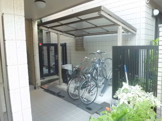 ラフィネ横浜のその他共用部分|ラックに固定できる自転車駐輪場は無料です
