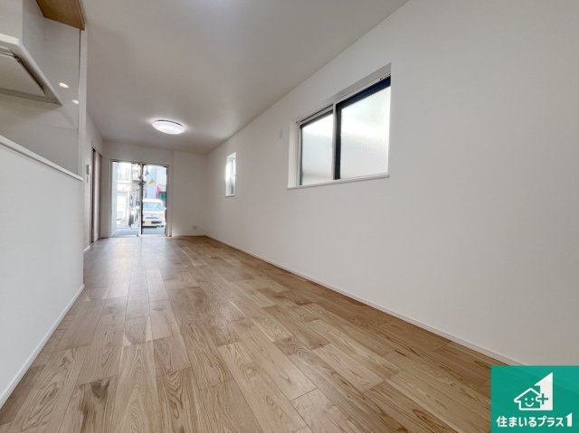 明石市中朝霧丘　第2期　未入居の居間・リビング|日当たり良好の明るいリビングで朝の目覚めもスッキリできそう！対面キッチンでご家族のコミュニケーションも自然と増える設計！小さなお子様が遊ぶスペースを作っても広々とくつろげるLDK！