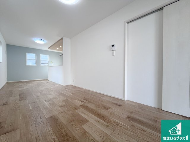 明石市中朝霧丘　第2期　未入居の居間・リビング|明るいリビングで朝の目覚めもスッキリできそう！対面キッチンでご家族のコミュニケーションも自然と増える設計！小さなお子様が遊ぶスペースを作っても広々とくつろげるLDK！