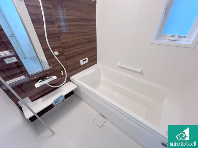 明石市中朝霧丘　第2期　未入居の浴室|足をゆったり伸ばして寛げる浴槽です。窓が設けられていますので差し込む光が明るく穏やかな雰囲気にしてくれます♪浴室乾燥機も設置しているので、雨の日の洗濯物も安心です♪