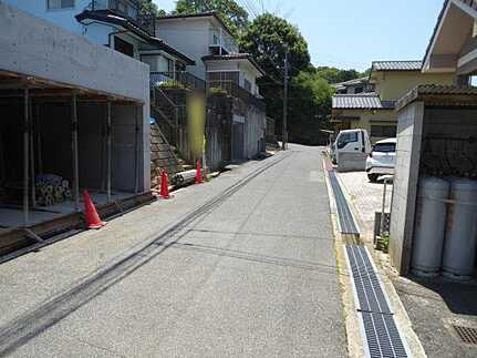 広島市東区馬木3丁目　新築一戸建ての前面道路含む現地写真