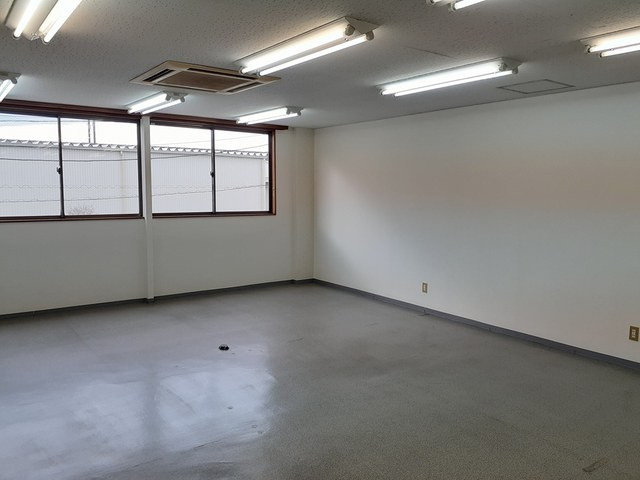 城北２丁目倉庫付事務所の居間・リビング