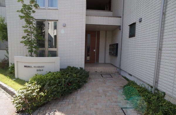 ヘーベルメゾン逆瀬川のエントランス