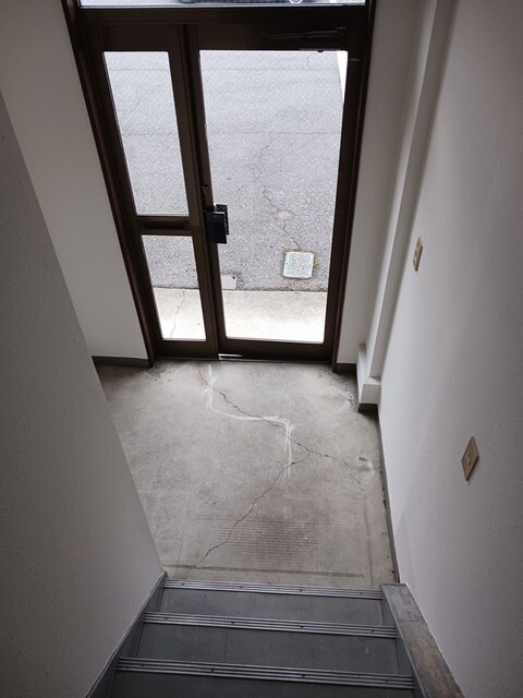 城北4丁目倉庫付事務所の玄関