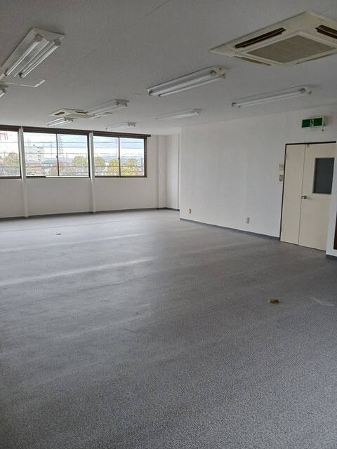 城北4丁目倉庫付事務所の駐車場