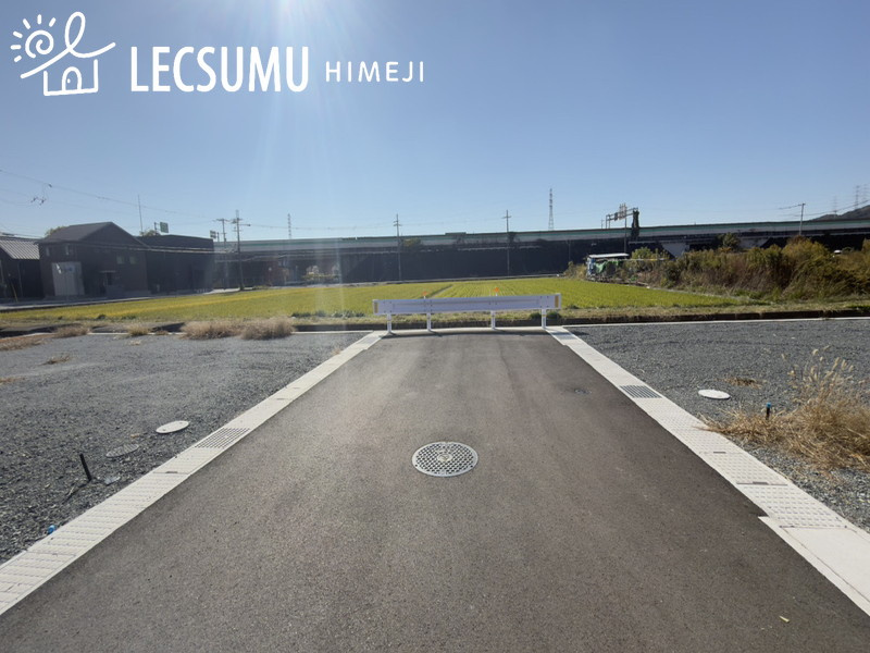 姫路市奥山/売土地の前面道路含む現地写真