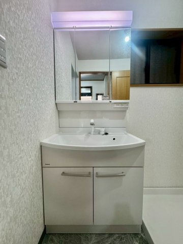 寝屋川市御幸東町の独立洗面台|ワイドな3面鏡付きの洗面台です！