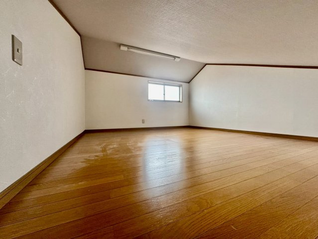 寝屋川市御幸東町の洋室|屋根裏収納付きでたっぷり荷物も収納できます！