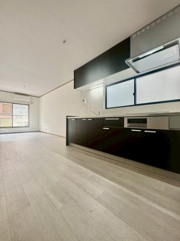 寝屋川市御幸東町の居間・リビング|バルコニーに面したリビングで通風良好です！
室内リフォーム歴がありきれいです。