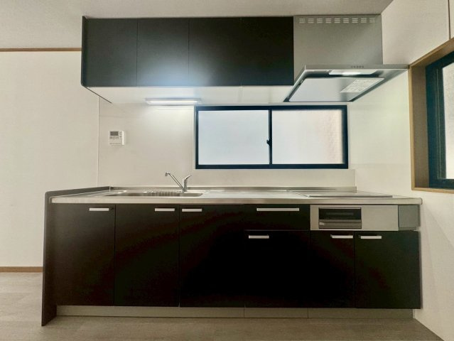 寝屋川市御幸東町のその他|IHクッキングヒーターのシステムキッチンです。
掃除もらくらくです！上下に収納があるので調理器具もすっきり片付きます。