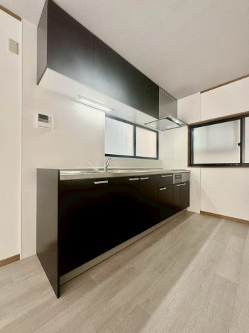 寝屋川市御幸東町のその他|キッチンにも窓付きで換気も安心です！