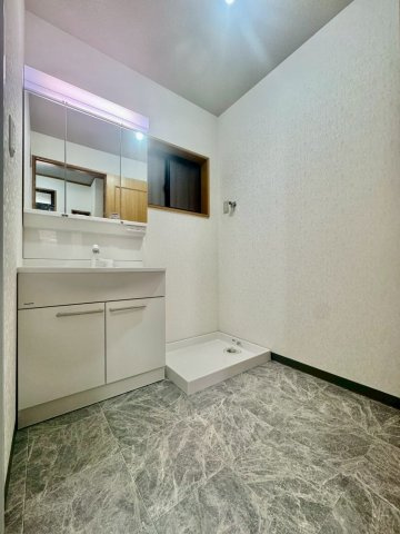 寝屋川市御幸東町の脱衣所|洗面所にも窓付きで換気も安心です！