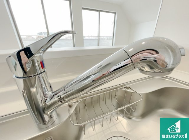 明石市東朝霧丘　第3期　新築一戸建ての設備|浄水器を内蔵！炊飯時、お茶を作る時に安心してお水を使えます！お湯と冷水、浄水と原水、シャワーの切替えもワンタッチです！