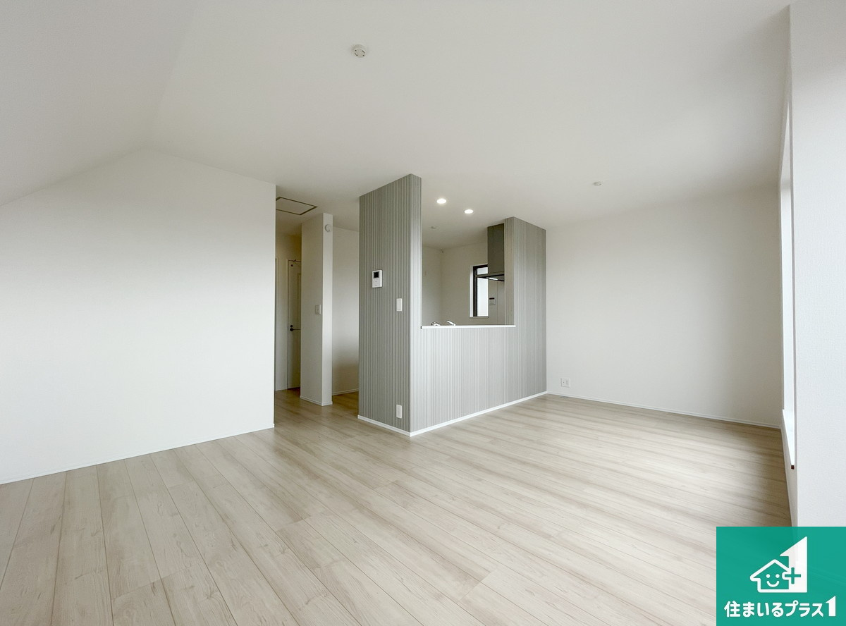 明石市東朝霧丘　第3期　新築一戸建ての居間・リビング|日当たり良好の明るいリビングで朝の目覚めもスッキリできそう！対面キッチンでご家族のコミュニケーションも自然と増える設計！小さなお子様が遊ぶスペースを作っても広々とくつろげるLDK！