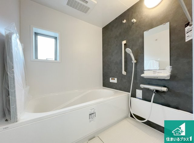 明石市東朝霧丘　第3期　新築一戸建ての浴室|足をゆったり伸ばして寛げる浴槽です。窓が設けられていますので差し込む光が明るく穏やかな雰囲気にしてくれます♪浴室乾燥機も設置しているので、雨の日の洗濯物も安心です♪