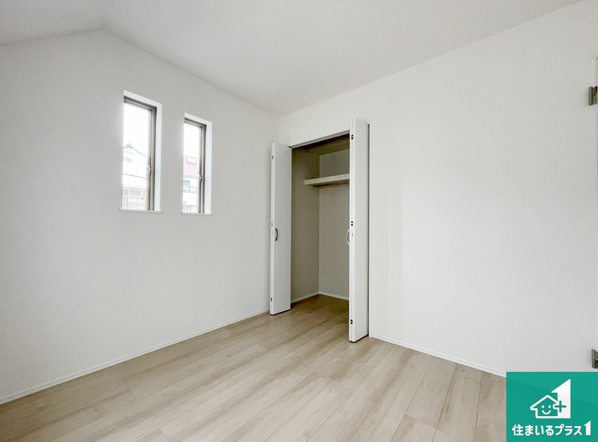 明石市東朝霧丘　第3期　新築一戸建ての洋室|寝室は心地よい眠りについてもらいたくて、シンプルかつ開放的な空間な設計にしています！大きな窓から差し込む日が心地いいです♪