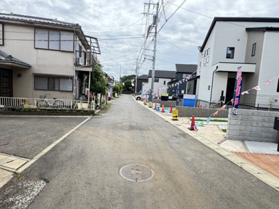 【前面道路含む現地写真】 | 柏市戸張新築戸建（戸張３期） | 北東側前面道路・幅員約5ｍ