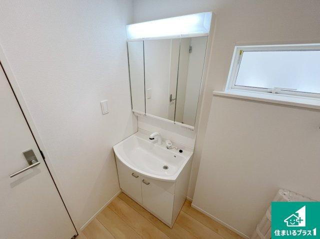 明石市大久保町松陰　第8期　新築一戸建ての独立洗面台|清潔感のある洗面台です。フラットな鏡は掃除がしやすく毎日清潔！鏡裏には収納があるのでスッキリとした洗面台が保てます。