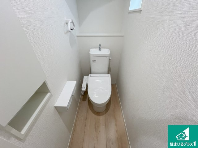 明石市大久保町松陰　第8期　新築一戸建てのトイレ|1・2階の2ヶ所にあるので、朝の忙しい時間の順番待ちもなく、深夜の利用にも大変便利です。