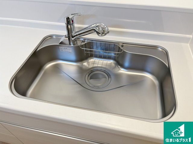 明石市大久保町松陰　第8期　新築一戸建ての設備|蛇口の先端に浄水器を内蔵しています！原水と浄水、お湯と冷水、シャワーの切替えがワンタッチなので用途によって使い分けられます。