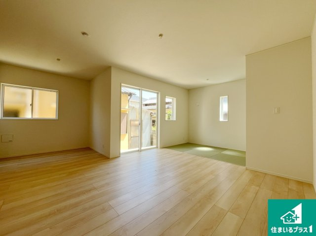 明石市大久保町松陰　第8期　新築一戸建ての居間・リビング|日当たり良好の明るいリビングで朝の目覚めもスッキリできそう！対面キッチンでご家族のコミュニケーションも自然と増える設計！小さなお子様が遊ぶスペースを作っても広々とくつろげるLDK！