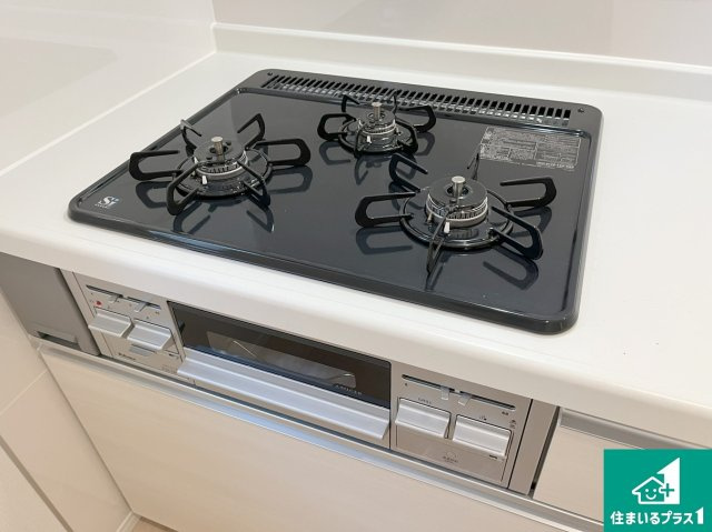 明石市大久保町松陰　第8期　新築一戸建ての設備|ダブル高火力Ｓｉセンサー付きコンロ！３口あるので、まとめて料理をする時も大活躍！