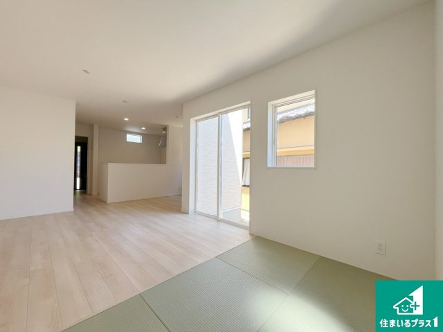 明石市大久保町松陰　第8期　新築一戸建ての居間・リビング|子供を見守りながらお料理が出来るため家族のコミュニケーションか増えます♪スペースが広く確保されている為お子様が大きくなったときは一緒に料理を楽しめます♪