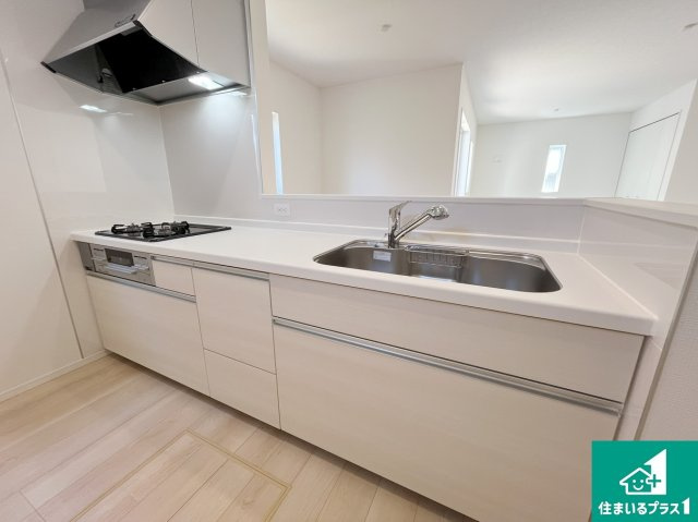 明石市大久保町松陰　第8期　新築一戸建てのキッチン|リビングと統一感があり、使い勝手のいいキッチン。広々としているので、二人並んで作業が出来ちゃいます。お子様と一緒に色々なお料理に挑戦できるスペースがあります。