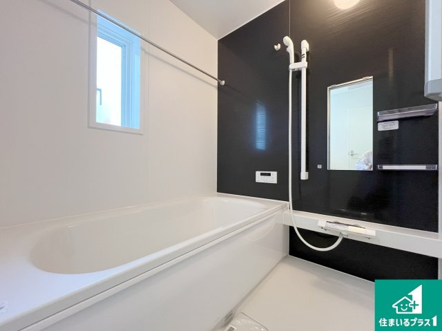 明石市大久保町松陰　第8期　新築一戸建ての浴室|足をゆったり伸ばして寛げる浴槽です。窓が設けられていますので差し込む光が明るく穏やかな雰囲気にしてくれます♪浴室乾燥機も設置しているので、雨の日の洗濯物も安心です♪