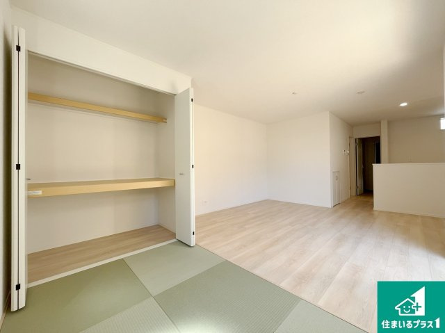 明石市大久保町松陰　第8期　新築一戸建ての和室|一室あると便利な和室は客間としてだけでなく、小さなお子様のプレイルームや食後のくつろぎスペースとしてもご利用いただけます。収納もついていますので大活躍間違いなし！