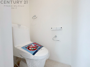 温水洗浄便座付トイレは温水洗浄機能により、暖かい水でおしりを洗浄することができ、冷たい水を使う従来の便座に比べ、温水洗浄機能で暖かいトイレを提供し、快適な使用を可能にします。
