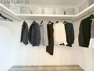 収納力が高く洋服や小物を整理しやすく、更衣室のように使え、部屋がすっきり保てます。収納の配置を自由に調整でき、換気性が良く防湿・防虫対策も可能。快適で機能的な生活空間を実現できます♪
