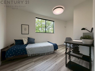 明るい色合いのフローリングとクロスを使用した洋室は家具やインテリアとも調和しやすく空間が広く感じられ開放感を生み出します。自然光を効果的に反射し、室内を明るく保つため、日中の照明使用を抑えられます。