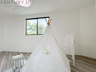 創造性や成長を促す遊びの空間を提供。学習や趣味に集中できる環境を整えます。個別のプライベートスペースは自己表現と自立心を育み、心地よい睡眠環境を整えリラックスできる場所を提供。
