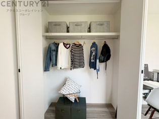 衣類やアクセサリー、小物類の収納が便利で整理整頓がしやすく、部屋の美観を保ちつつ、スペースを最大限に活用できます。衣服のしわやダメージを防ぎ、長持ちさせることができます。
