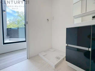 洗濯物の仕分け作業がしやすく、整理整頓が容易になります。洗濯音や湿気を他の部屋に持ち込まず、生活環境を快適に保ちます。上部を活用すれば収納スペースを確保でき洗剤や洗濯用品の整理もしやすくなります。
