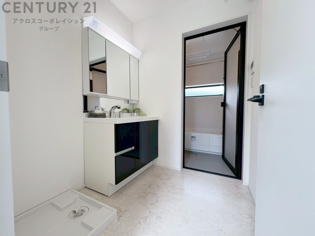 衣服の収納や脱ぎ着や整理整頓がしやすく、湿った衣類を乾燥させるスペースがありカビや臭いの発生を防ぎます。床の汚れを他の部屋に持ち込まず清潔を保つことができます。また快適な入浴環境の整備にも役立ちます。