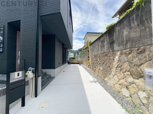 縦列2台分の駐車スペースがございます。