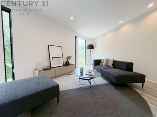 リビング階段設計となっており、家族皆様が自然とリビングスペースに集まります。大きな窓が設置されており、明るい日差しが入ります。リビングセットを置いても十分な広さが確保されています。
