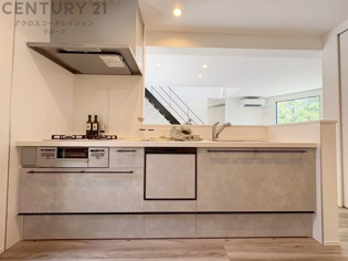 シンプルなデザインと使いやすさを兼ね備えた対面式システムキッチンは、効率的な作業スペースを提供し、家族やゲストとのコミュニケーションを促進します。
