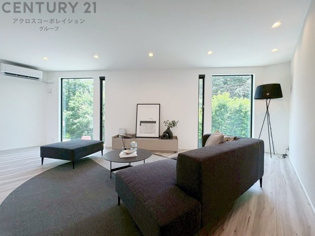 設置された大きな窓からは自然豊かな景色が楽しめます。