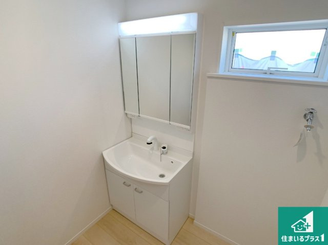 明石市大久保町八木　第3期　新築一戸建ての独立洗面台|清潔感のある洗面台です。フラットな鏡は掃除がしやすく毎日清潔！鏡裏には収納があるのでスッキリとした洗面台が保てます。