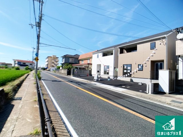 明石市大久保町八木　第3期　新築一戸建ての前面道路含む現地写真|周辺は閑静な住宅街！前面道路広々で車の出し入れも便利です。駐車が苦手な方でも安心して車庫入れできます！