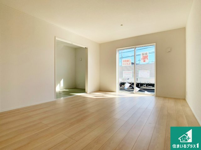 明石市大久保町八木　第3期　新築一戸建ての居間・リビング|日当たり良好の明るいリビングで朝の目覚めもスッキリできそう！対面キッチンでご家族のコミュニケーションも自然と増える設計！小さなお子様が遊ぶスペースを作っても広々とくつろげるLDK！