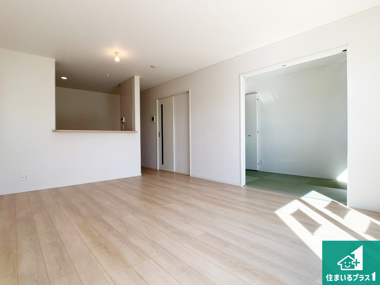 明石市大久保町八木　第3期　新築一戸建ての居間・リビング|子供を見守りながらお料理が出来るため家族のコミュニケーションか増えます♪スペースが広く確保されている為お子様が大きくなったときは一緒に料理を楽しめます♪