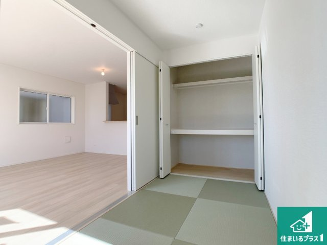 明石市大久保町八木　第3期　新築一戸建ての和室|一室あると便利な和室は客間としてだけでなく、小さなお子様のプレイルームや食後のくつろぎスペースとしてもご利用いただけます。収納もついていますので大活躍間違いなし！