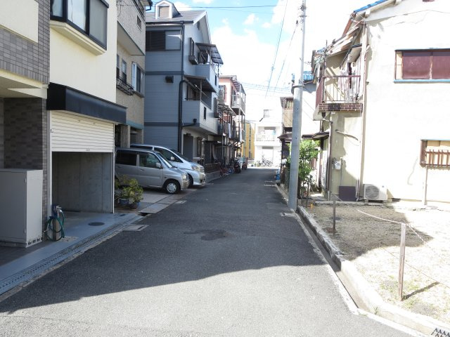 売土地　四條畷市蔀屋本町（建築条件無し更地）の前面道路含む現地写真