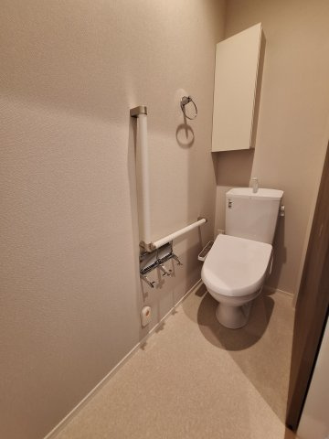 (シニア限定)グラン・シャリオ２昭和記念公園のトイレ|手すり付きでつまづき防止/温水洗浄便座付き