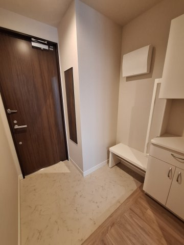 (シニア限定)グラン・シャリオ２昭和記念公園の玄関|手すりと椅子で立ち座りを補助/靴の履き替え時の転倒防止