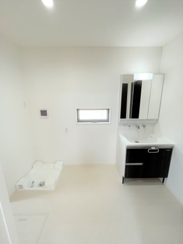 【洗面所】 | 仲介手数料無料！高千帆小学校に通える新築戸建　山陽小野田市新生２丁目　２号地　ネクサスタウン | シャンプードレッサーはシャワーヘッドが伸びるタイプ